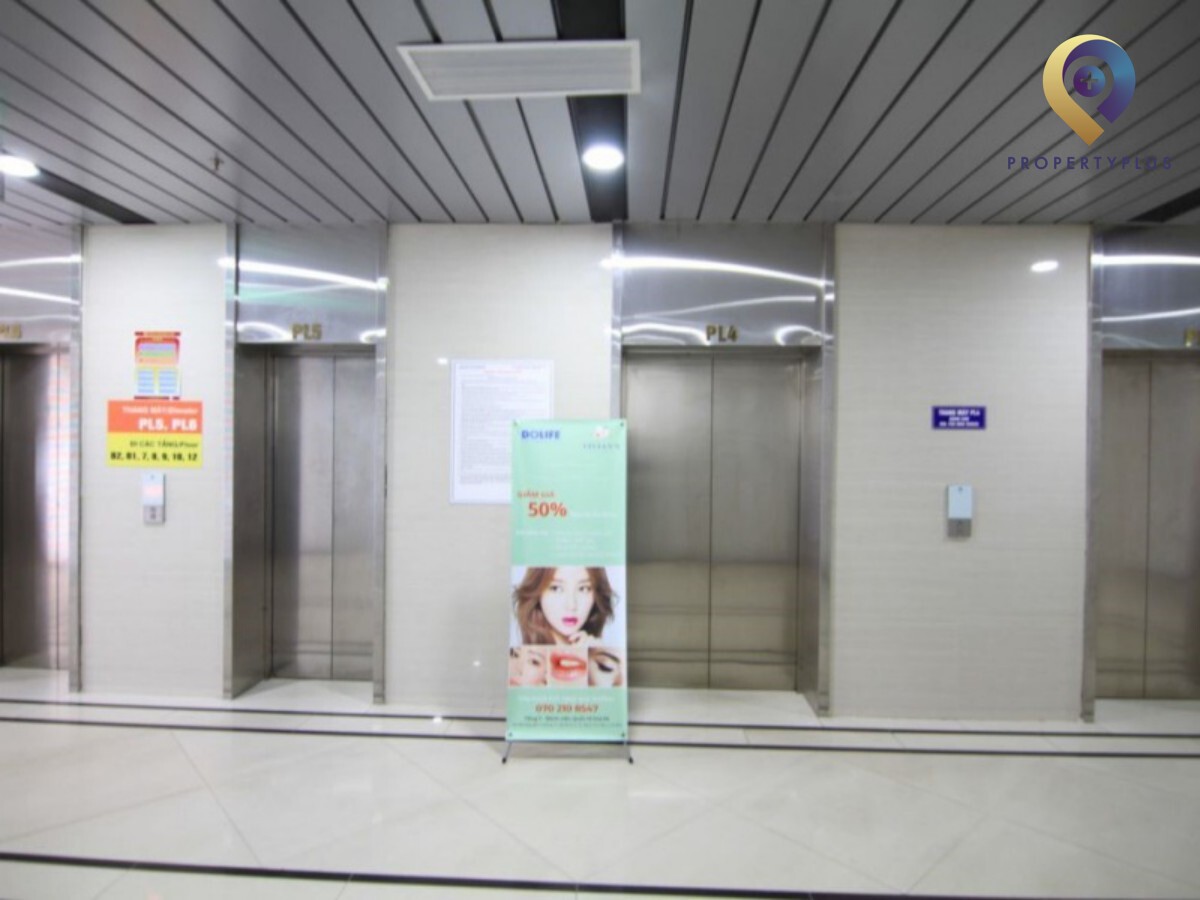 Reception area of Suced building with modern design and welcoming atmosphere
